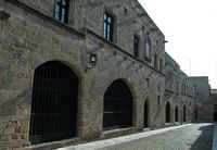 La rue des Chevaliers à Rhodes. Auberge de France. Cliquer pour agrandir l'image.