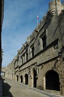 La rue des Chevaliers à Rhodes. Auberge de France. Cliquer pour agrandir l'image.
