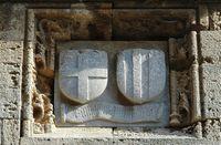La rue des Chevaliers à Rhodes. Auberge de France, écussons. Cliquer pour agrandir l'image.