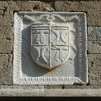La rue des Chevaliers à Rhodes. Auberge de France, écusson. Cliquer pour agrandir l'image.