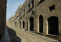 La rue des Chevaliers à Rhodes. Cliquer pour agrandir l'image.