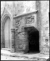 La rue des Chevaliers à Rhodes. Maison photographiée par Lucien Roy vers 1911. Cliquer pour agrandir l'image.