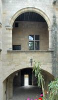 La rue des Chevaliers à Rhodes. Intérieur de l'auberge de France. Cliquer pour agrandir l'image.
