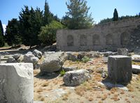 Der Altar des Asklepios und der Exedra des Asklepieion Kos (Autor Elisa Triolo). Klicken, um das Bild zu vergrößern.
