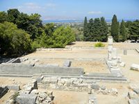 Die ionischen Tempel des Asklepios und abaton aus der dritten Terrasse des Asklepieion Kos (Autor Elisa Triolo) gesehen. Klicken, um das Bild zu vergrößern.
