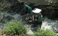 Vidange de l'étang de la vallée des sept sources à Rhodes. Cliquer pour agrandir l'image.