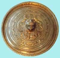 Le site archéologique d'Eleutherne en Crète. Reproduction du bouclier en bronze au Musée par Dimitris Alexandrou. Cliquer pour agrandir l'image.