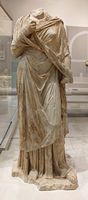 Le site archéologique d'Eleutherne en Crète. Statue du type Dame d'Herculanum des bains de Katsivelos (auteur Tomisti). Cliquer pour agrandir l'image.