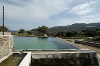 Le village d’Agia Galini en Crète. Réservoir à Orné. Cliquer pour agrandir l'image.