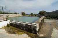 Le village d’Agia Galini en Crète. Réservoir à Orné. Cliquer pour agrandir l'image.