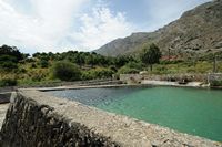Le village d’Agia Galini en Crète. Réservoir à Orné. Cliquer pour agrandir l'image.