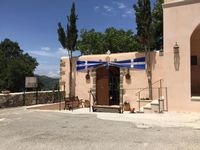 Le village d’Agia Galini en Crète. Entrée du monastère du Saint-Esprit à Kissos (auteur Syllogos de Kissos). Cliquer pour agrandir l'image.