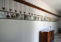 Le village d’Agia Galini en Crète. Mémorial de Krya Vryssi. Cliquer pour agrandir l'image.