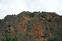 Les gorges de Samaria en Crète. La falaise calcaire près de la sortie des gorges. Cliquer pour agrandir l'image.