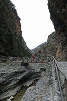 Les gorges de Samaria en Crète. Passerelle au sud des Portes de Fer. Cliquer pour agrandir l'image.