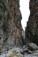 Les gorges de Samaria en Crète. Le défilé des Portes de Fer dans les gorges. Cliquer pour agrandir l'image.