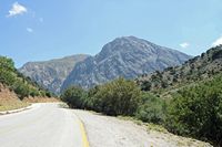 Les gorges de Samaria en Crète. La route conduisant à l'entrée des gorges avec le mont Gingilos. Cliquer pour agrandir l'image.