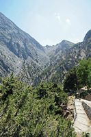 Les gorges de Samaria en Crète. L'escalier de bois de Xyloskalo à l'entrée des gorges. Cliquer pour agrandir l'image.