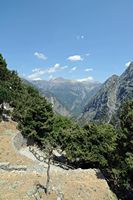 Les gorges de Samaria en Crète. L'escalier de bois de Xyloskalo à l'entrée des gorges. Cliquer pour agrandir l'image.
