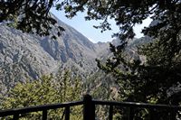 Les gorges de Samaria en Crète. Le début des gorges vu depuis la terrasse du restaurant Xyloskalo. Cliquer pour agrandir l'image.