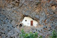 Les gorges de Samaria en Crète. La chapelle rupestre d'Agios Antonios (auteur Maesi64). Cliquer pour agrandir l'image.
