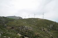 Le village d’Agios Pavlos en Crète. Champ d'éoliennes sur le mont Assiderotas près d'Ardaktos. Cliquer pour agrandir l'image.