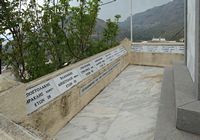 Le village d’Agios Pavlos en Crète. Le mémorial du massacre de Saktouria. Cliquer pour agrandir l'image.