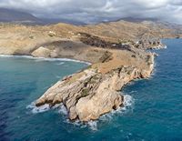 Le village d’Agios Pavlos en Crète. Vue aérienne du cap Melissa (auteur C. Messier). Cliquer pour agrandir l'image.