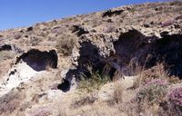 Le village d'Akrotiri à Santorin. Bulles volcaniques. Cliquer pour agrandir l'image.