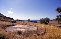 Le village d'Akrotiri à Santorin. Aire de battage de blé. Cliquer pour agrandir l'image.