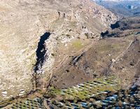 Le village d’Amari en Crète. L'entrée des gorges de Smiles (auteur Géoparc du Psiloritis). Cliquer pour agrandir l'image.