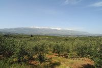 Le village d’Anopolis en Crète. Les Montagnes Blanches vues depuis l'Apokoronas près de Vryses. Cliquer pour agrandir l'image.