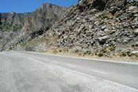 Le village d’Assomatos en Crète. La route de Spili à Prévéli dans les gorges de la Kourtaliotis. Cliquer pour agrandir l'image.