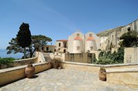 Le village d’Assomatos en Crète. Le monastère Moni Preveli. Cliquer pour agrandir l'image.