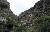 Le village d’Assomatos en Crète. La chapelle Saint-Nicolas dans les gorges de la Kourtaliotis. Cliquer pour agrandir l'image.