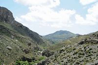 Le village d’Assomatos en Crète. Les gorges de la Kourtaliotis. Cliquer pour agrandir l'image.