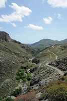 Le village d’Assomatos en Crète. Les gorges de la Kourtaliotis. Cliquer pour agrandir l'image.
