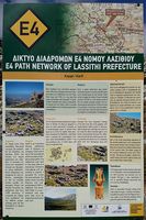 Le village d’Avdou en Crète. Panneau du sentier E4 du site minoen de Karfi près de Kera. Cliquer pour agrandir l'image.