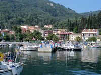 Le village de Benítses à Corfou. Le village vu depuis le port (auteur Kritzolina). Cliquer pour agrandir l'image.