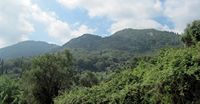 Le village de Benítses à Corfou. La vallée des Dix-Saints (auteur Poiesia). Cliquer pour agrandir l'image.