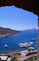 L’île de Spinalonga en Crète. La rade vue depuis la demi-lune de Moceniga de la forteresse de Spinalonga. Cliquer pour agrandir l'image.