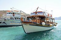 L’île de Spinalonga en Crète. Bateau d'excursion vers Spinalonga. Cliquer pour agrandir l'image.