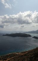 Le village d’Élounda en Crète. Spinalonga vue depuis Vrouchas. Cliquer pour agrandir l'image.