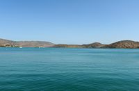 Le village d’Élounda en Crète. La rade de Spinalonga. Cliquer pour agrandir l'image.