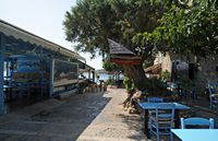 Le village d’Élounda en Crète. Tavernes à Plaka. Cliquer pour agrandir l'image.