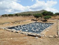 Le village d’Élounda en Crète. Ruines de la basilique paléochrétienne d'Olonte. Cliquer pour agrandir l'image.