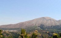 Le village d'Emponas à Rhodes avec le mont Atavyros en arrière-plan. Cliquer pour agrandir l'image.