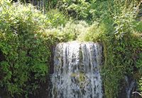 Le village d’Épiskopi en Crète. Chute d'eau des sources d'Argyroupoli. Cliquer pour agrandir l'image.
