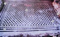 Le village d’Épiskopi en Crète. Légende de la mosïque de la villa romaine d'Argyroupoli. Cliquer pour agrandir l'image.