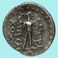 Le village d’Épiskopi en Crète. Drachme d'argent de la cité de Lappa à l'effigie d'Apollon entre 200 et 67 avant JC. Cliquer pour agrandir l'image.